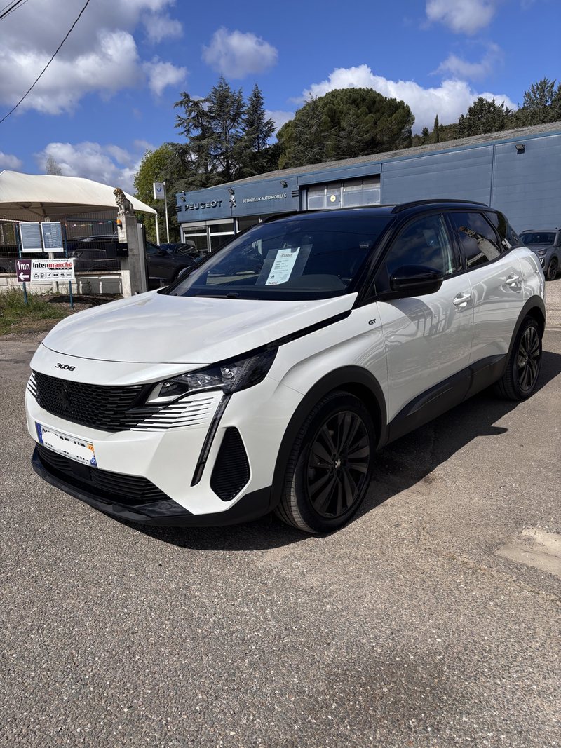 Peugeot 3008 GT blanc et noir stationné devant l’atelier Bédarieux Automobiles