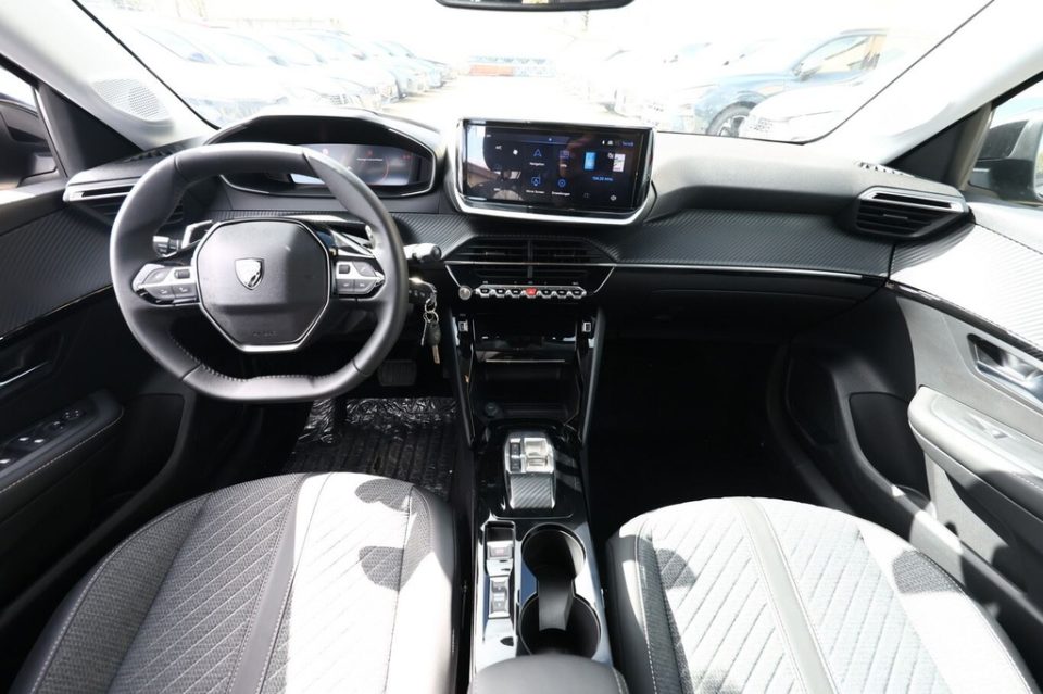 Peugeot 208 ALLURE, gris — photo 3