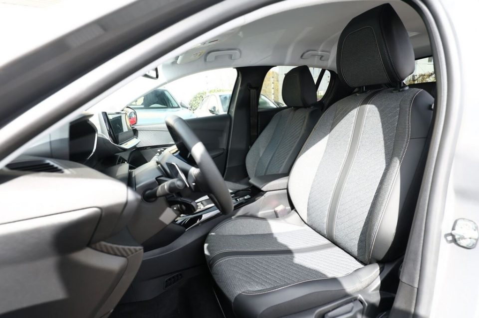 Peugeot 208 ALLURE, gris — photo 4
