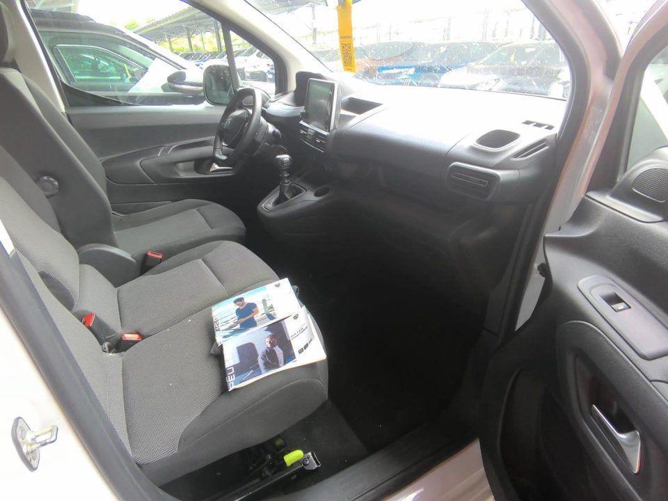 Peugeot PARTNER, blanc — photo 2